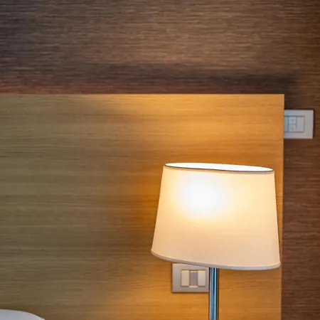 Hsm San Martino מלון Garbagnate Monastero